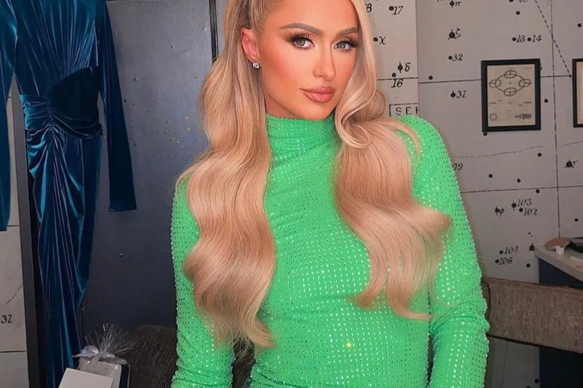 Gaya Paris Hilton di The Tonight Show Jadi Sorotan, Pakai Sepatu Beda Warna