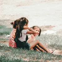 Menerapkan aturan yang jelas di rumah adalah salah satu cara paling efektif untuk mengajarkan anak tentang batasan. Foto: Charlein Gracia on Unsplash