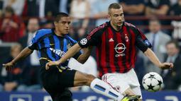 Bek Inter Milan, Ivan Cordoba (kiri) berusaha menghalau bola dari penguasaan striker AC Milan, Andriy Shevchenko pada laga leg pertama babak semifinal Liga Champions 2002/2003 di San Siro Stadium, Milan (7/5/2003). Pada pertemuan pertama di musim 2002/2003, AC Milan dan Inter Milan bertemu di babak semifinal. Pada leg pertama saat AC Milan menjamu Inter Milan laga berakhir imbang 0-0. (AFP/Paolo Cocco)