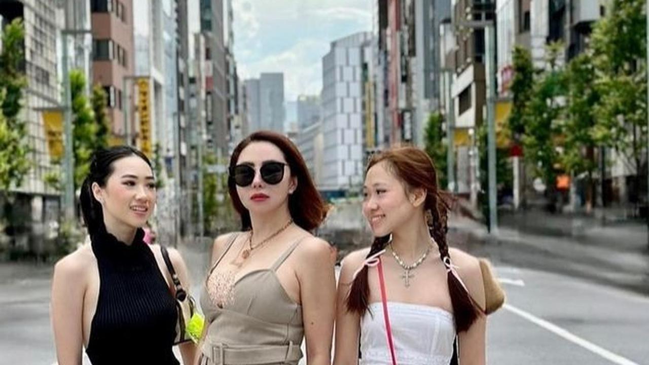 Gaya Menawan Femmy Permatasari Selama Liburan di Jepang - Pesona Kecantikannya Tak Kalah dengan Kedua Anak Gadisnya