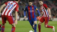 Striker Barca Lionel Messi melewati kawalan pemain Atletico. (PAU BARRENA / AFP)