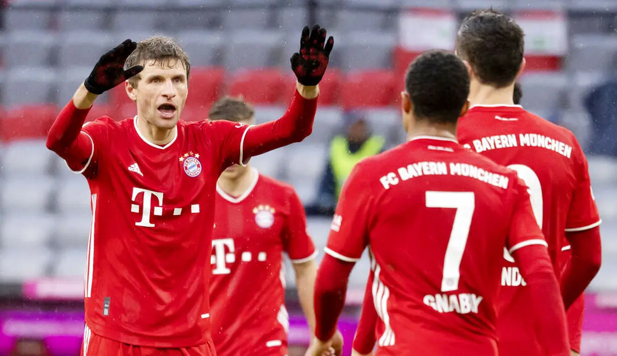 Penyerang Bayern Munchen, Thomas Mueller, melakukan selebrasi usai mencetak gol ke gawang Hoffenheim pada laga Bundesliga di Stadion Allianz Arena, Sabtu (30/1/2021). Bayern Munchen menang dengan skor 4-1. (Sven Hoppe/dpa via AP)