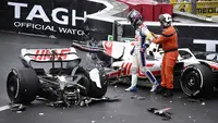 Pembalap Tim Haas, Mick Schumacher dibantu oleh marshall keluar dari mobilnya usai mengalami kecelakaan saat Formula 1 GP Monako yang berlangsung di Circuit de Monaco, Minggu, 29 Mei 2022. (AP/Pool/Christian Bruna)