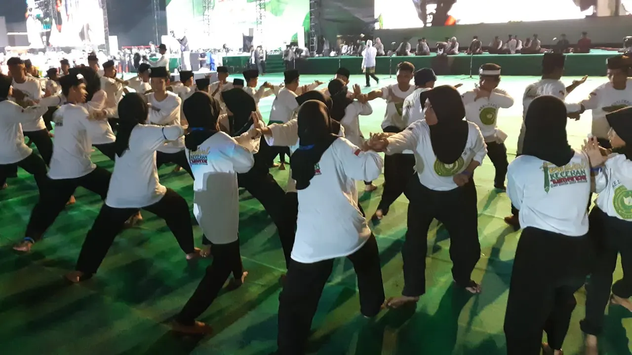 Ribuan Pegiat Pencak Silat Pecahkan Rekor MURI