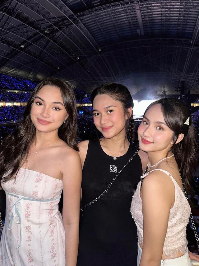 Potret Azizah Salsha di konser Taylor Swift (Sumber: Instagram/@kuyentertainment)