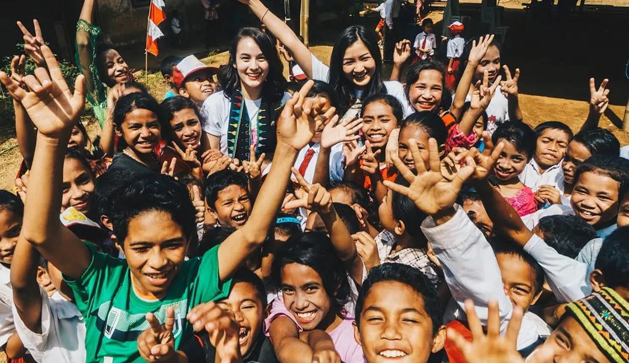 Cantiknya Chelsea Islan saat hadiri kegiatan sosial 'Taman Bacaan Pelangi' di Nusa Tenggara Timur (Liputan6/IG/@chelseaislan)