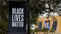 Spanduk Black Live Matter terpampang di depan tempat pertandingan Playoff NBA 2020. (Kevin C. Cox / GETTY IMAGES NORTH AMERICA / Getty Images via AFP)
