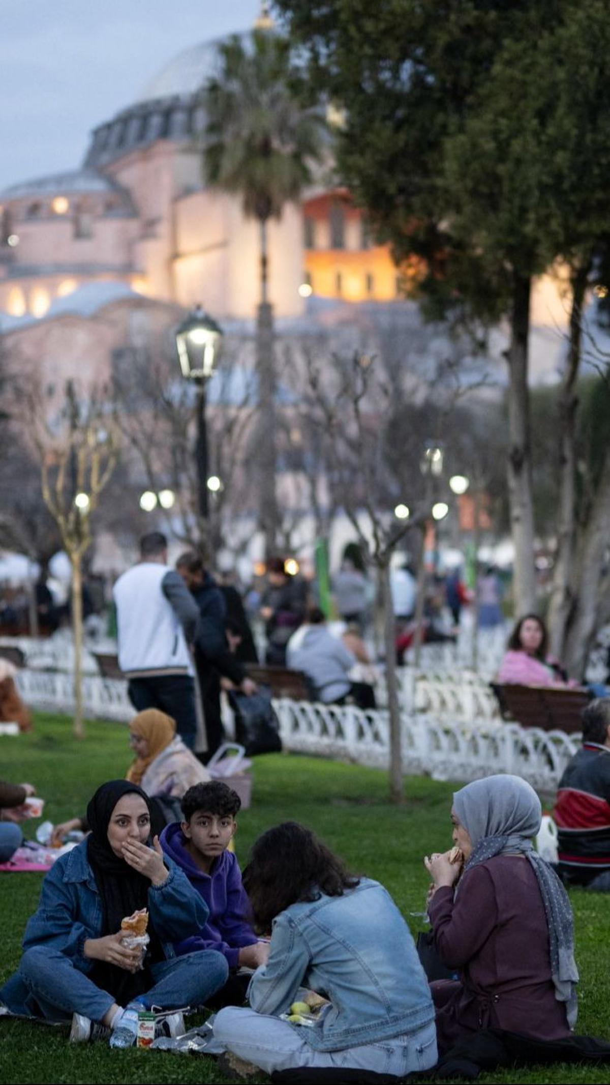 Suasana ini tak hanya dirindukan oleh warga setempat, tetapi juga dinantikan oleh para turis mancanegara.&nbsp;Yasin Akgul/AFP