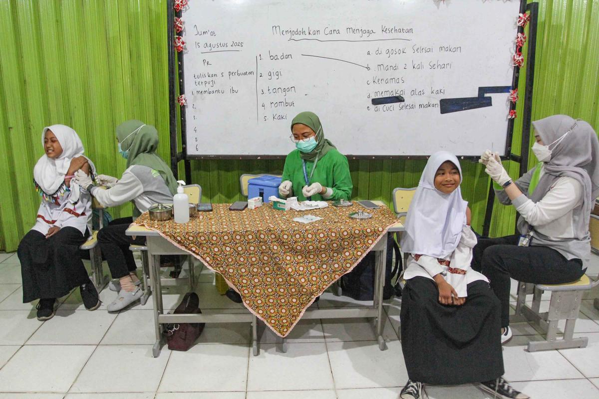 FOTO: Antusias Siswa SD Ikuti Imunisasi Massal BIAS 2025