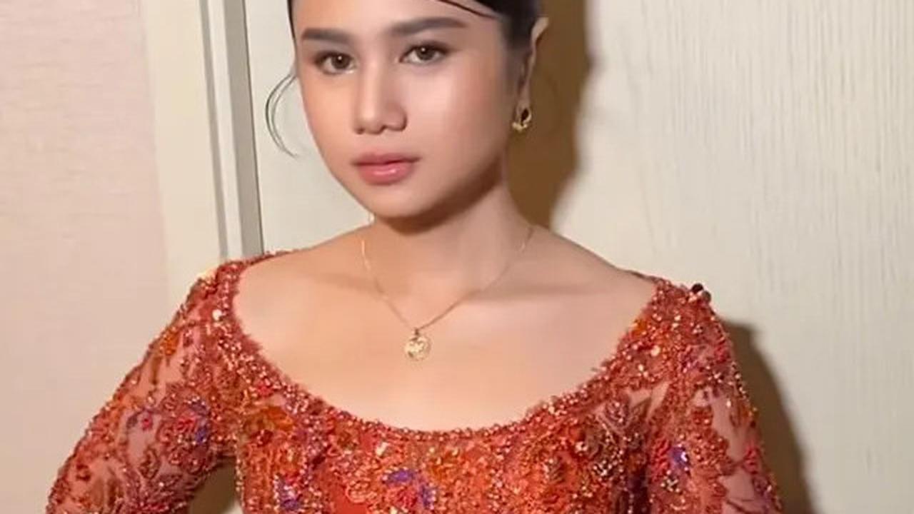 Potret Tissa Biani Tampil Anggun dalam Balutan Kebaya Merah di Anugerah Kartini Musik &amp; Film Indonesia 2025