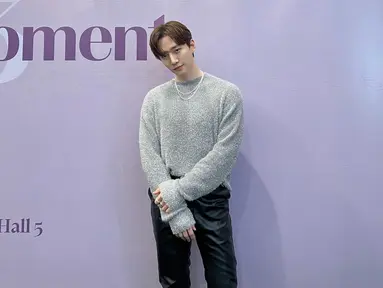 Lee Junho membuka penampilannya dengan lagu "Nobody Else". Aktor berusia 33 tahun ini mengenakan sweater berwarna abu-abu, dipadukan dengan celana panjang hitam.(Foto: Instagram/ post_leejunho)