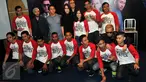 Para peserta Vidio.com Music Battle saat berpose dengan para musisi saat konfrensi pers jelang babak grand final kompetisi Music Batle di Senayan City, Jakarta, Senin (22/2). Perlombaan Musik ini telah menyisakan 5 finalis. (Liputan6.com/Yoppy Renato)