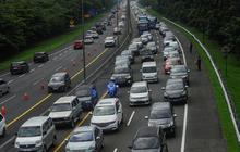 Tol Cipali Macet, Pengendara Sampai Gelar Tikar Istirahat di Bahu Jalan