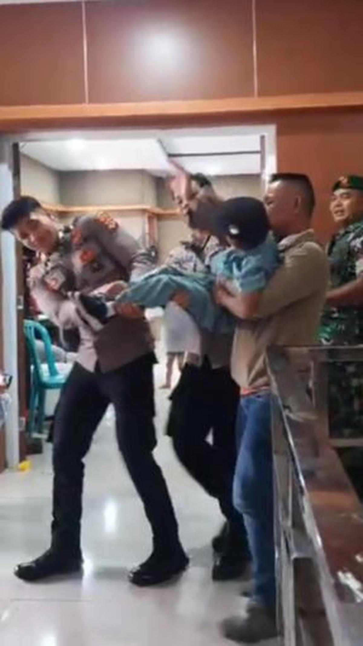 Pukul Polisi