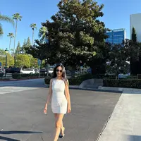 Pilihan busananya memberi kesan chic, modern, sekaligus nyaman dipakai untuk berjalan-jalan menikmati suasana kota hingga berfoto di spot ikonik. [@lyodraginting].