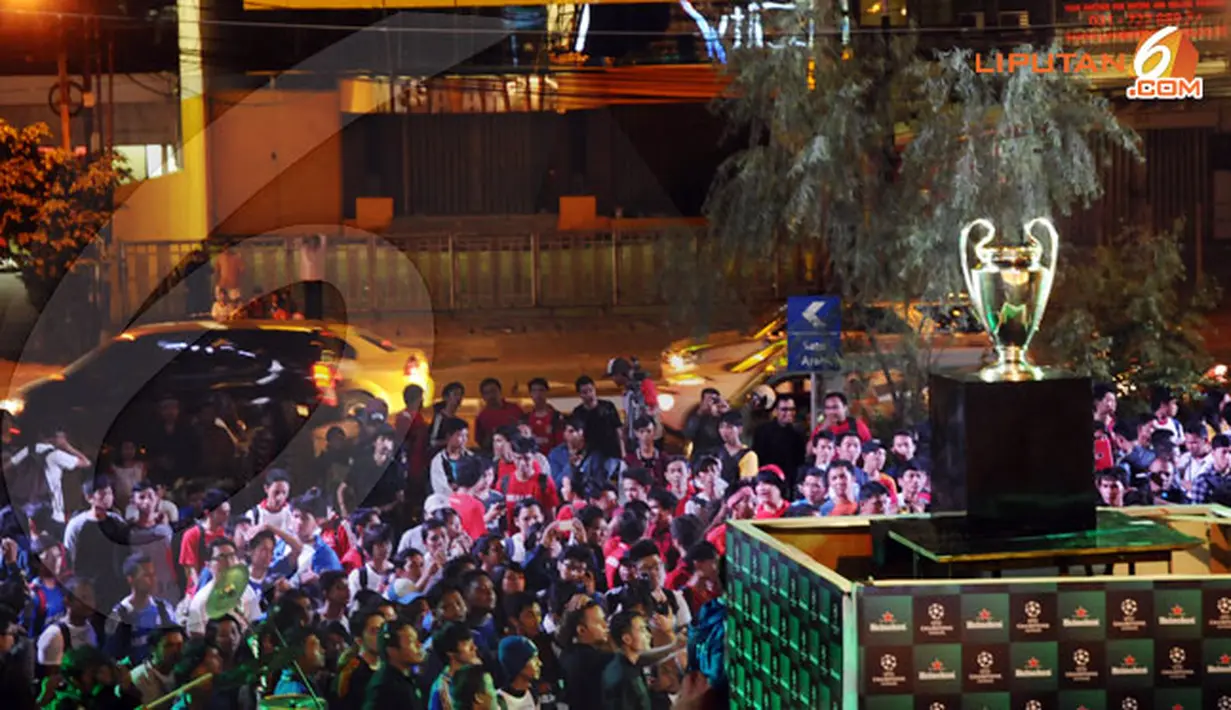 Suasana Meet Trophy Liga Champions di Mal Gandaria City.(Liputan6.com/Helmi Fitriyansyah)