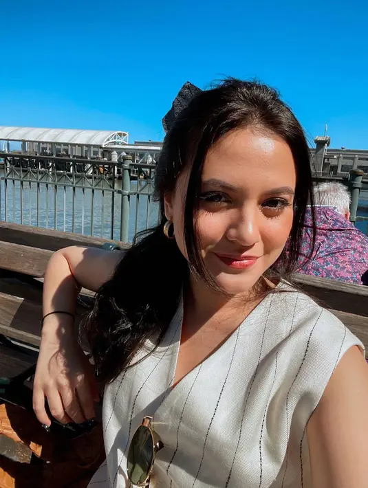 Karena dikabarkan liburan bersama kekasih, banyak netizen pun mulai penasaran dengan identitas pria yang menemani Marsha Aruan di Amerika Serikat tersebut. Sampai saat ini banyak netizen yang membanjiri kolom komentar Instagramnya. (Liputan6.com/IG/@aruanmarsha)