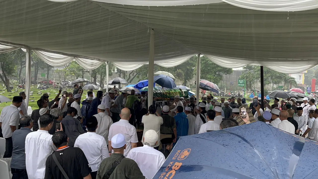 Suami Najwa Shihab, Ibrahim Sjarief Assegaf dimakamkan di tempat pemakaman umum (TPU) Jeruk Purut, Rabu (21/5/2025).