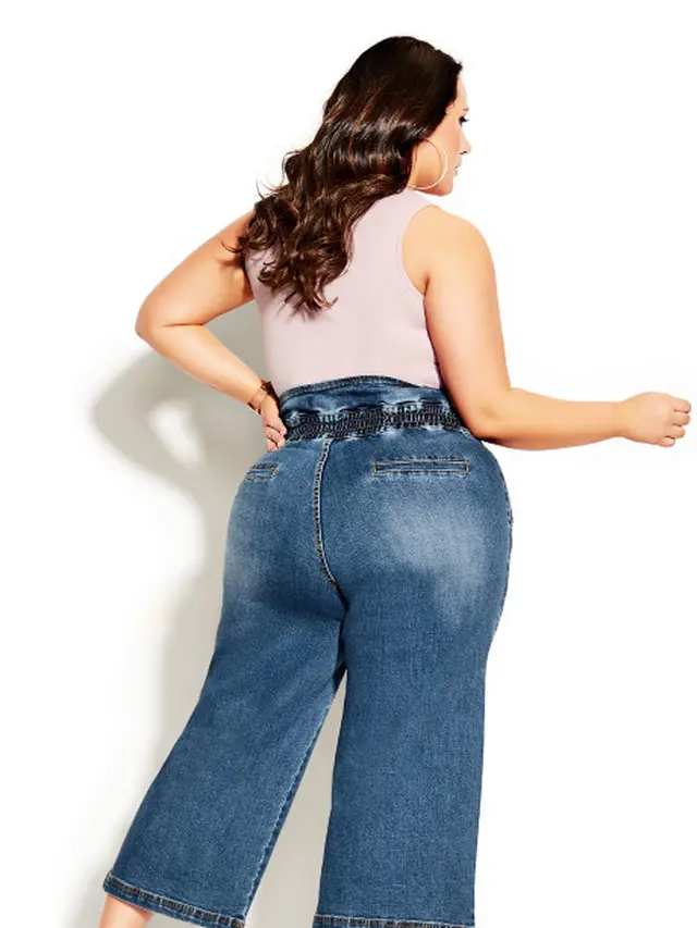 Wanita dengan Cullote Jeans.