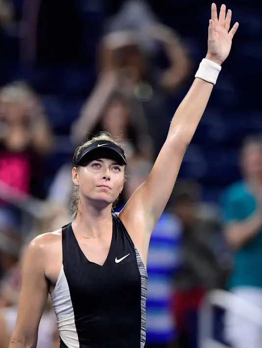 Petenis Rusia, Maria Sharapova menyapa fans usai mengalahkan Patty Schnyder dari Swiss pada pertandingan tunggal pertama putri AS Terbuka 2018 di New York, (28/8). Sharapova menang dua set langsung 6-2, 7-6 (6). (AFP Photo/Steven Ryan)