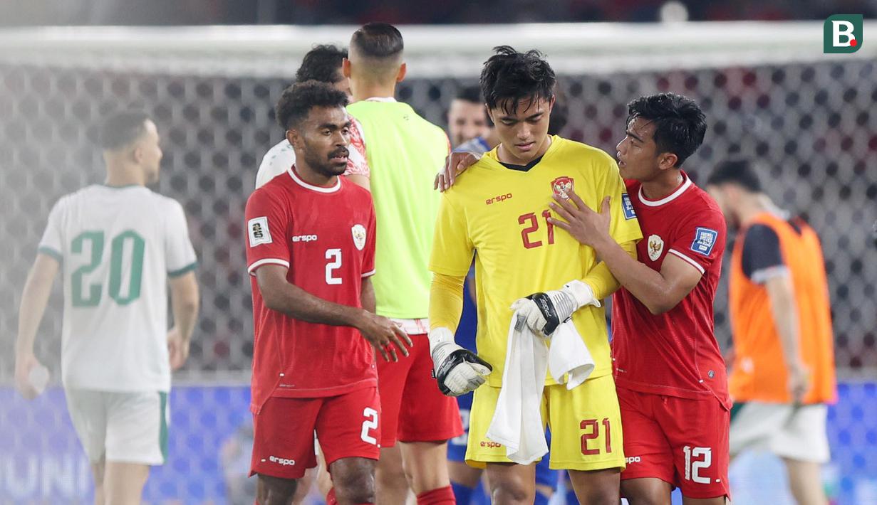 Pemain Timnas Indonesia, Pratama Arhan, berusaha menenangkan Ernando Ari, saat ditaklukkan Irak pada laga Grup F putaran kedua Kualifikasi Piala Dunia 2026 zona Asia di Stadion Utama Gelora Bung Karno (SUGBK), Senayan, Jakarta, Kamis (6/6/2024). (Bola.com/M Iqbal Ichsan)