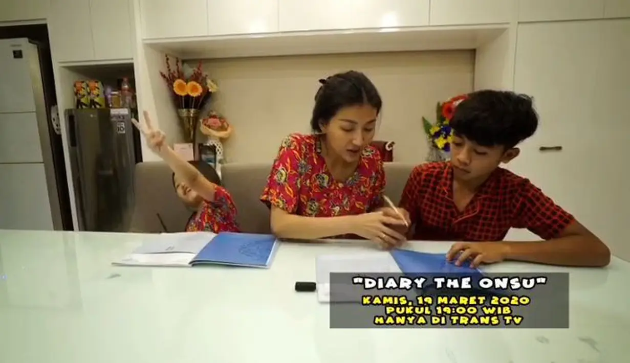 Betrand mengakui kalau Ruben dan Sarwendah lah yang mengajarkannya Bahasa Mandarin. "Kalau ayah dan bunda ngajarin bahasa Mandarin," timpal Betrand Peto di tempat yang sama. (Instagram/Betrandpetoputraonsu)