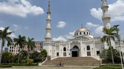 Bangunan Masjid Al Serkal, masjid terbesar di Phnom Penh yang terletak di Islamic Center Phnom Penh, Kamboja, Jumat (5/5/2023). (Bola.com/Gregah Nurikhsani)