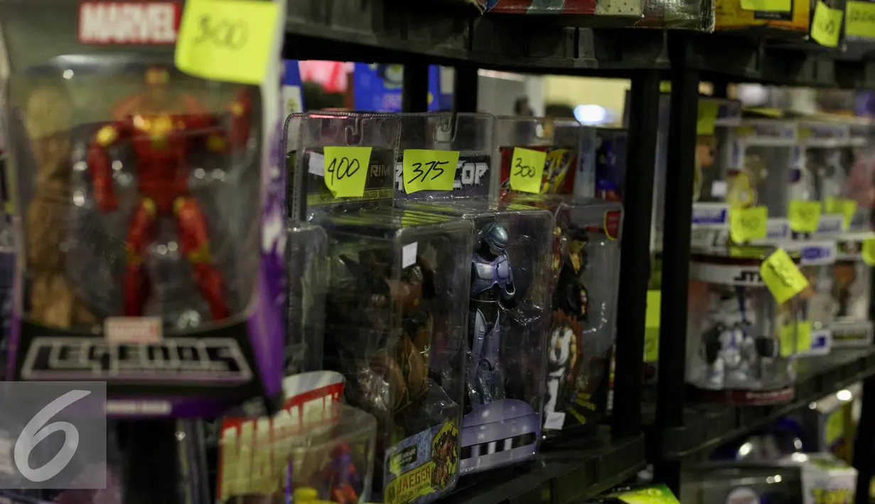 Ratusan mainan dijual di Toys Fair 2015 di Balai Kartini, Jakarta, Minggu (16/8/2015). Pameran ini menampilkan 250 booth, mulai dari komik hingga perlengkapan cosplay. (Liputan6.com/Faizal Fanani)