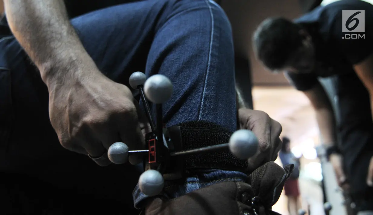 Pengunjung mengenakan sensor Motion Tracker pada kedua kaki sebelum bermain Sandbox VR Experience, Jakarta, Rabu (6/3). CoHive dan Sandbox VR  resmi membuka lokasi experience centre yang kedua di Lotte Shopping Avenue. (merdeka.com/Iqbal S. Nugroho)