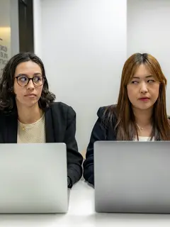 Tips menghadapi rekan kerja yang moody./copyright unsplash/Resume Genius