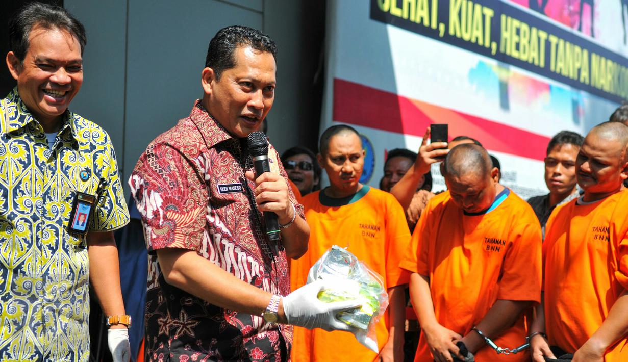 Kepala BNN Budi Waseso saat memberikan keterangan pada rilis kasus narkoba jaringan internasional di Jakarta, Jumat (13/5). Sembilan tersangka berhasil diamankan dengan barang bukti 54 kg sabu dan 40 ribu butir pil ekstasi (Liputan6.com/Yoppy Renato)