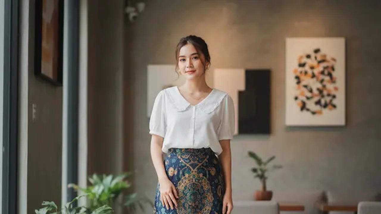 Rok Batik Midi Cocok dengan Baju Apa? Ini 9 Pilihan yang Bikin Penampilan Makin Stylish