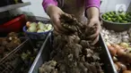 Pedagang menata jahe merah yang dijual di Pasar Rumput, Jakarta, Kamis (5/3/2020). Akibat merebaknya wabah virus corona, harga jahe merah melonjak di pasar itu dan dijual dengan harga Rp 95.000/kg. (Liputan6.com/Angga Yuniar)