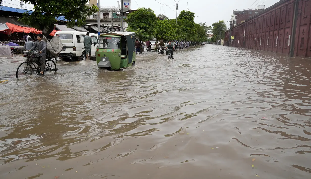 Dalam peristiwa cuaca yang luar biasa, Lahore, ibu kota provinsi Punjab di Pakistan, mengalami hujan lebat yang memecahkan rekor sebelum awal musim hujan. (AP Photo/K.M. Chaudary)