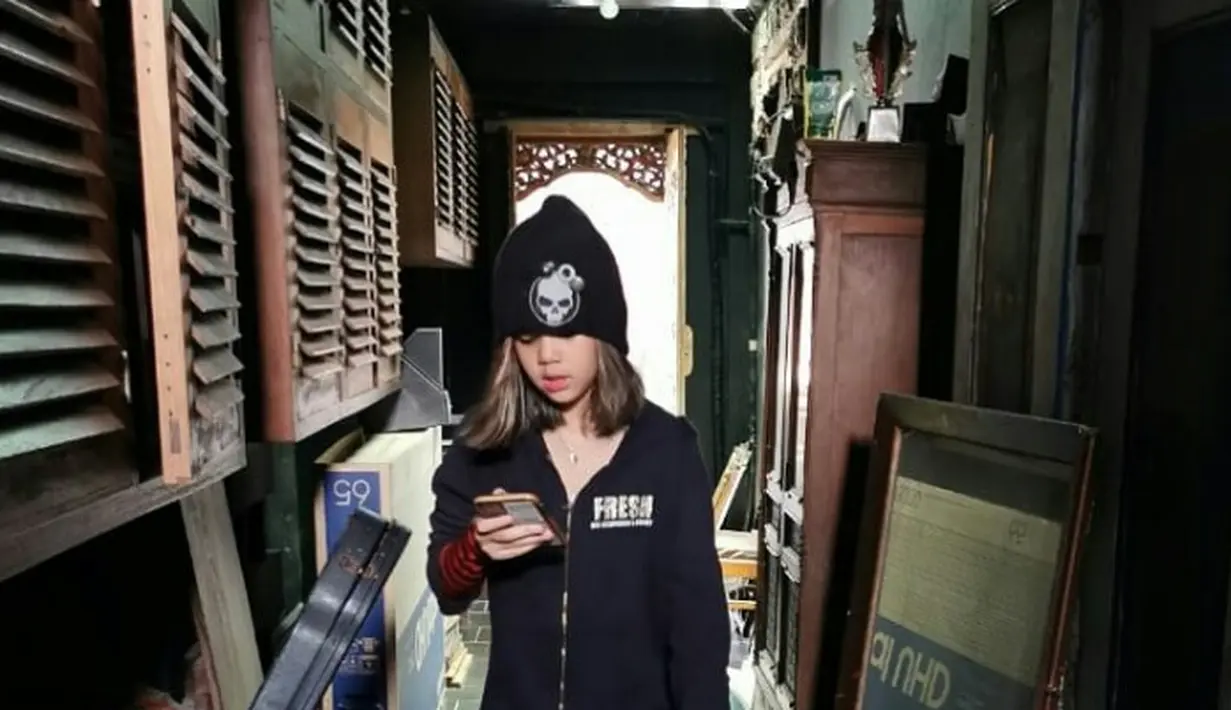 Masih dengan gaya rocker, kali ini Safeea tampil jaket, skirt, kaos kaki, dan kupluk serba hitam yang membuatnya terlihat makin stylish. (FOTO: Instagram.com/alghazali7).