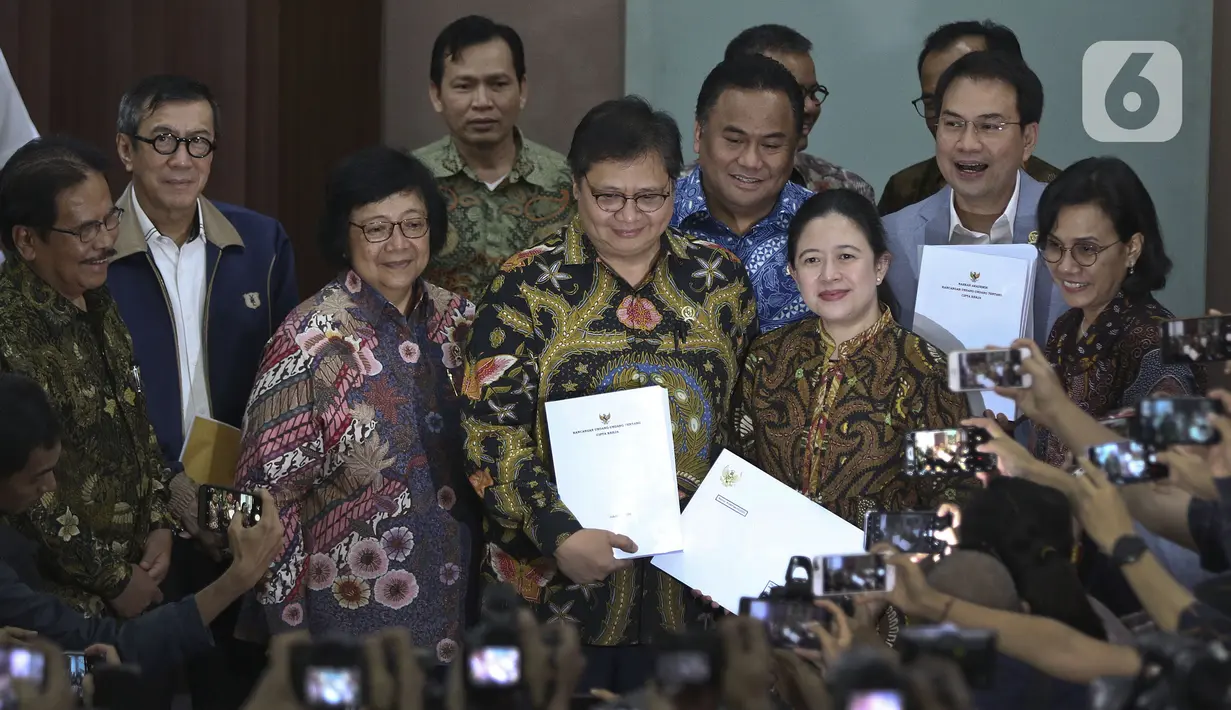 Menko Perekonomian Airlangga Hartarto, Menkeu Sri Mulyani, Menkumham Yasonna Laoly, Menteri KLHK Siti Nurbaya, Menaker Ida Fauziyah dan Menteri ATR/BPN Sofyan Djalil menyerahkan draft RUU Omnibus Law kepada Ketua DPR Puan Maharani, Jakarta, Rabu (12/2/2020). (Liputan6.com/Johan Tallo)