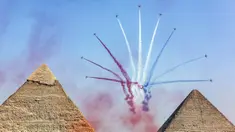 Pesawat K-8E Karakorum dari tim aerobatic "Silver Stars" Angkatan Udara Mesir tampil selama Pyramids Air Show 2022 di atas (kanan ke kiri) Great Pyramid of Khufu, Pyramid of Khafre, dan Pyramid of Menkaure di Giza Pyramids Necropolis, Mesir, 3 Agustus 2022. (Mahmoud Khaled/AFP)
