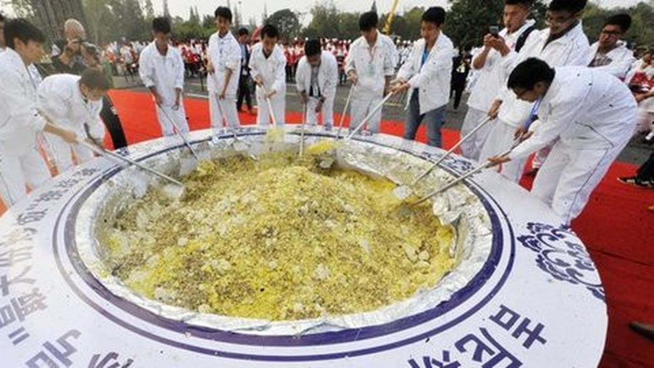 Bikin nasi goreng terbesar di dunia, China gagal raih rekor Guinness