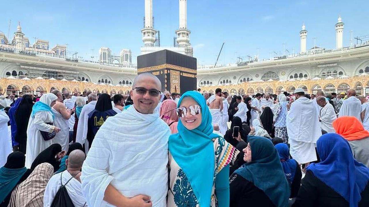 8 Potret Sahrul Gunawan Umrah Bareng Istri dan Ibu Mertua, Harmonis Banget