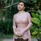 Pesona Ariel Tatum Hadiri Royal Wedding Mangkunegaran, Berbalut Kebaya Rangkai Mawar