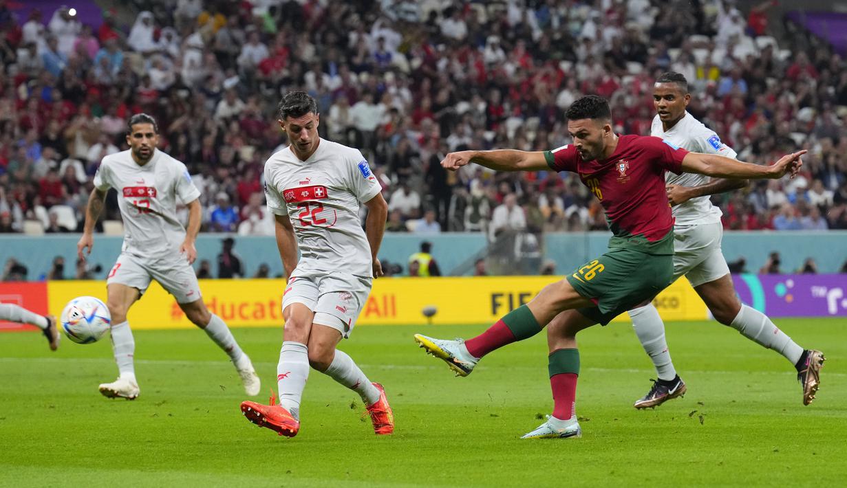 <p>Pemain Portugal,&nbsp;Goncalo Ramos mencetak gol pertama timnya ke gawang Swiss saat laga 16 besar Piala Dunia 2022 yang berlangsung di Lusail Stadium, Selasa (06/12/2022) waktu setempat. (AP/Natacha Pisarenko)</p>