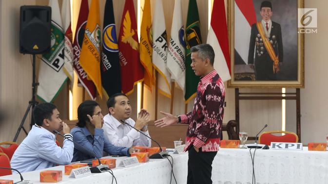 Komisioner KPU, Wahyu Setiawan (kanan) berbincang bersama perwakilan parpol jelang rapat bersama, Jakarta, Rabu (27/2). Rapat membahas jadwal kampanye, rapat umum serta sosialisasi fasilitasi iklan kampanye Pemilu 2019. (Liputan6.com/Helmi Fithriansyah)