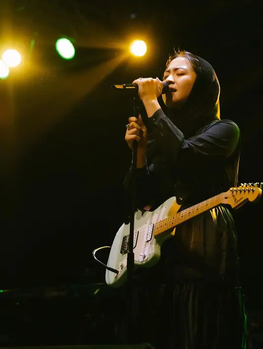Penampilannya dengan hijab tuai pujian lantaran Bernadya sendiri merupakan nonmuslim. Namun ia tetap menghargai budaya masyarakat Aceh yang mewajibkan perempuan mengenakan hijab [@bernadyaribka