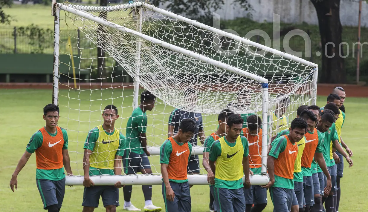 Para pemain mengangkat gawang saat mengikuti seleksi Timnas Indonesia U-22 di Lapangan SPH Karawaci, Banten, Rabu (8/3/2017). (Bola.com/Vitalis Yogi Trisna)