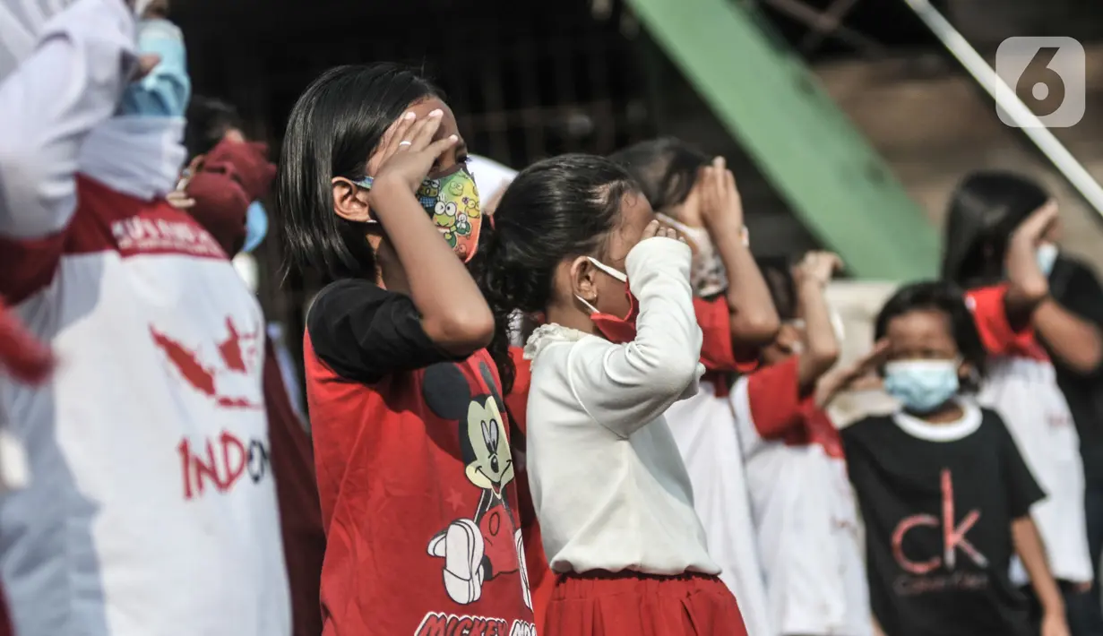Peserta upacara memberikan hormat saat pengibaran bendera Merah Putih dalam upacara memperingati Hari Kemerdekaan ke-76 RI di Cilincing, Jakarta, Selasa (17/8/2021). (merdeka.com/Iqbal S. Nugroho)