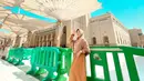 Mantan guru ini berpose di bawah payung khas masjid Nabawi, Madinah. Kiky berharap tahun berikutnya bisa kembali ke Tanah Suci bersama pasangan. (Foto: Instagram/@kikysaputrii)