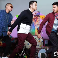 Tiga musisi Rayi, Asta, dan Nino yang tergabung dalam RAN selalu memperhatikan penampilan. Tidak hanya dalam bermusik, RAN juga peduli dengan tampilan karena mencerminkan diri mereka. (Fathan Rangkuti/Bintang.com)