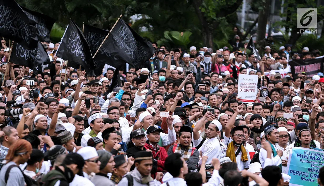 Ribuan massa yang tergabung dalam aliansi ormas dan umat Islam Jabodetabek menggelar aksi unjuk rasa di Pintu Barat Monas, Jakarta, Selasa (18/7). (Liputan6.com/Faizal Fanani)