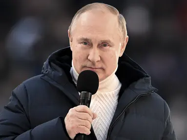 Presiden Rusia Vladimir Putin menyampaikan pidatonya pada konser perayaan  delapan tahun referendum tentang status negara bagian Krimea dan Sevastopol serta penyatuannya kembali dengan Rusia, di Moskow, Rusia (18/3/2022). (Ramil Sitdikov/Sputnik Pool Photo via AP)