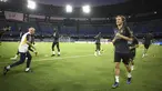 Gelandang Real Madrid Luka Modric, kanan, menghadiri sesi latihan menjelang matchday 2 Grup C Liga Champions 2023/2024, di stadion Diego Armando Maradona di Naples, Senin, 2 Oktober 2023. (Alessandro Garofalo/LaPresse via AP)